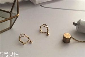 用双氧水泡过的耳钉还能戴吗,耳钉可以用双氧水泡多长时间可以 用双氧水泡过的耳钉还能戴吗,耳钉可以用双氧水泡多长时间可以