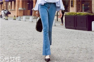 浅蓝色的牛仔裤,蓝色牛仔裤算深色吗 浅蓝色的牛仔裤,蓝色牛仔裤算深色吗