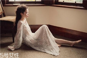 蕾丝百褶裙搭配什么上衣,蕾丝百褶裙怎么搭配