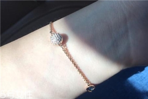 南红手链可以戴着洗澡吗,珍珠手链可以戴着洗澡吗