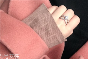 中指戴戒指啥意思,男生戒指戴小指是什么意思 中指戴戒指啥意思,男生戒指戴小指是什么意思