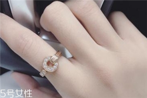 手链可以和戒指戴一只手吗,戒指和镯子戴一只手吗