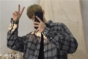 宽松条纹衬衫搭配,宽松条纹衬衫怎么搭配 宽松条纹衬衫搭配,宽松条纹衬衫怎么搭配