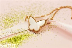 黄金项链可以戴着睡觉吗,925银项链可以戴着睡觉吗