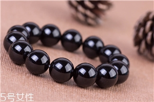 黑玛瑙手串戴在哪只手好,黑玛瑙手串的佩戴禁忌