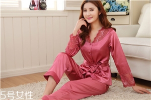 睡衣和睡袍哪个好,睡衣和睡袍哪个更好? 睡衣和睡袍哪个好,睡衣和睡袍哪个更好?