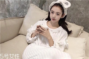 怎么洗掉油渍衣服上的,衣服上的油渍怎么洗掉妙招 怎么洗掉油渍衣服上的,衣服上的油渍怎么洗掉妙招