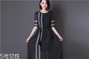 小碎花半身裙,黑色长蕾丝裙搭配上衣 小碎花半身裙,黑色长蕾丝裙搭配上衣