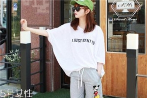 宽松t恤配什么裤子女,宽松t恤配什么裤子好看
