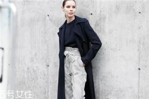 纸袋裤怎么搭配上衣,纸袋裤怎么搭配
