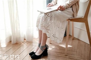 芭蕾舞鞋绑带怎么绑,芭蕾舞鞋尖塞的是什么 芭蕾舞鞋绑带怎么绑,芭蕾舞鞋尖塞的是什么