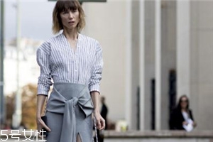 条纹衬衫女怎么搭配,条纹衬衫怎么穿好看女