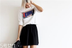 半身裙搭什么衣服最好看,黑色半身裙怎么搭配上衣图片