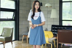 牛仔连衣裙里面穿什么打底,牛仔连衣裙外面穿什么