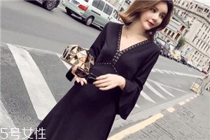 黑色连衣裙搭什么外套合适,香奈儿黑色连衣裙