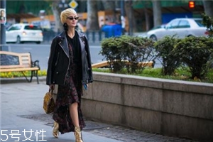 碎花连衣裙配什么外套好看,碎花连衣裙配什么外套好看小个子