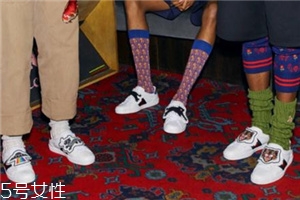 小白鞋弄到茶渍怎么洗,小白鞋茶叶渍怎么去除