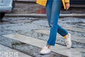 小白鞋鞋口脏了怎么办,白鞋边容易脏怎么办