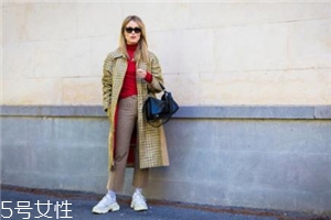 小白鞋弄到红酒怎么洗干净,红酒弄到白鞋子上怎么洗