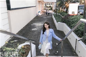 白色无袖连衣裙怎么搭配外套,无袖连衣裙怎么搭配外套夏天