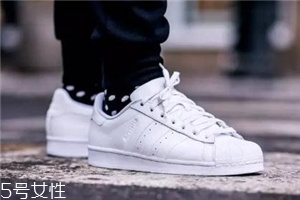 小白鞋有黄渍怎么办,洗的小白鞋晒黄了怎么办