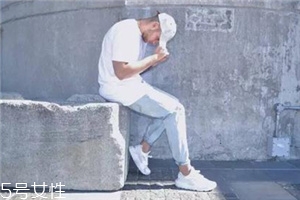 小白鞋要穿袜子吗,白鞋穿什么袜子 小白鞋要穿袜子吗,白鞋穿什么袜子