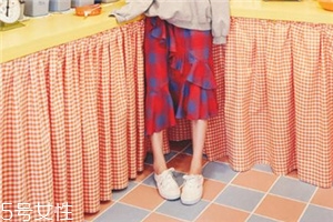 鞋子特别硬磨脚怎么办,小白鞋磨脚怎么处理就不磨脚了