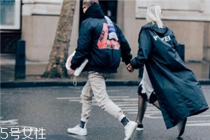 鞋子白色部分被染黑了怎么办,小白鞋上面染了色怎么办 鞋子白色部分被染黑了怎么办,小白鞋上面染了色怎么办