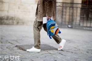 小白鞋为什么会发黄该怎样清理,小白鞋为什么会发黄? 小白鞋为什么会发黄该怎样清理,小白鞋为什么会发黄?