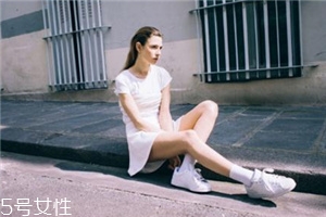 小白鞋磨脚后跟怎么办?,小白鞋磨脚后跟的小妙招 小白鞋磨脚后跟怎么办?,小白鞋磨脚后跟的小妙招