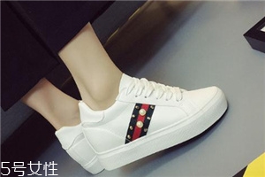 小白鞋能用漂白水洗吗,小白鞋能用水洗吗