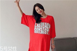 红色t恤衫配什么裤子男,红色t恤衫配什么裤子和鞋子