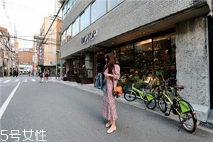 印花连衣裙配什么鞋子好看,印花长裙搭配什么鞋子 印花连衣裙配什么鞋子好看,印花长裙搭配什么鞋子