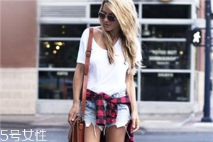 t恤怎么叠成小圆筒视频,衣服怎么叠成小圆筒