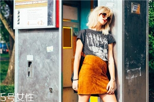 T恤领口太小怎么办?原来可以这样改大,简单漂亮,t恤领口太小怎么办