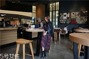 红色连衣裙搭配什么外套好看,红色长袖连衣裙