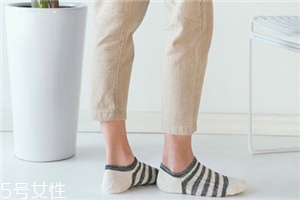 白袜子上黄渍怎么洗掉,袜子黄了怎么洗