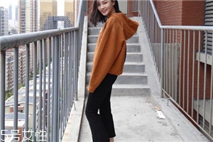 卫衣配喇叭裤,卫衣配喇叭裤还是紧身裤