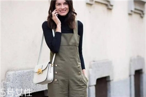 冬天穿背带裤怎么搭配,秋天背带裤怎么搭配上衣