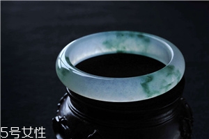 玉手镯晚上可以戴着睡觉吗,和田玉手镯可以戴着睡觉吗