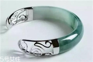 玉镯子有裂纹了还能戴吗,玉手镯有裂纹还能戴吗有裂纹会不吉利吗