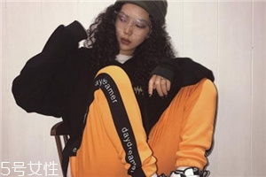 为什么运动裤洗了就发红,为什么黑色运动裤洗洗就发红 为什么运动裤洗了就发红,为什么黑色运动裤洗洗就发红