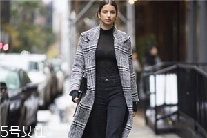 黑色打底衫怎么配衣服,黑色打底衫外面配什么颜色