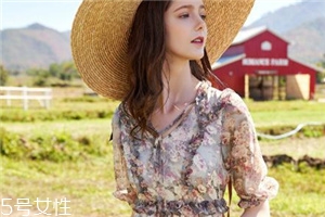 碎花裙搭配什么外套好看,小碎花连衣裙