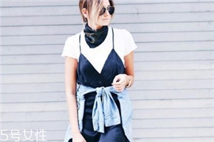 吊带裙怎么搭配外套,吊带连衣裙怎么搭配外套 吊带裙怎么搭配外套,吊带连衣裙怎么搭配外套