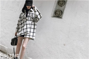 西装白衬衫里面要穿衣服吗,衬衫里面要穿衣服吗女生