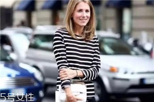 蓝白条纹t恤搭配什么裤子,条纹T恤搭配什么裤子图片