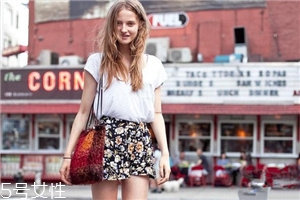 碎花短裙怎么搭配上衣,碎花短裙怎么搭配衣服图片