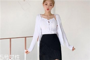黑色短裙配什么上衣好看,黑色短裙配什么上衣图片