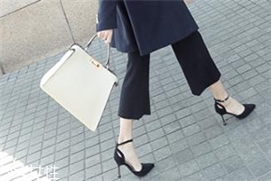 高跟鞋脚往前滑怎么办?巧妙使用小工具,高跟鞋脚往前滑怎么办视频